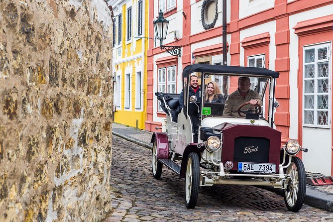 1,5 hour oldtimer convertible Prague sightseeing tour - Why a vintage car is a smart way to meet Prague