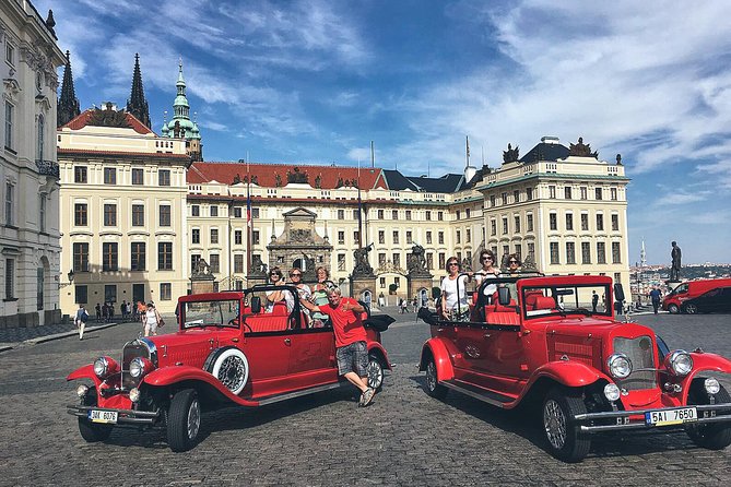 1,5 hour oldtimer convertible Prague sightseeing tour - Prague Castle and St. Vitus Cathedral