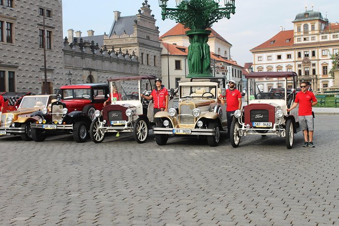 1,5 hour oldtimer convertible Prague sightseeing tour - Charles Bridge and the city’s river setting