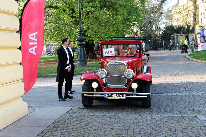 1,5 hour oldtimer convertible Prague sightseeing tour - Old Town Square and the astronomical clock