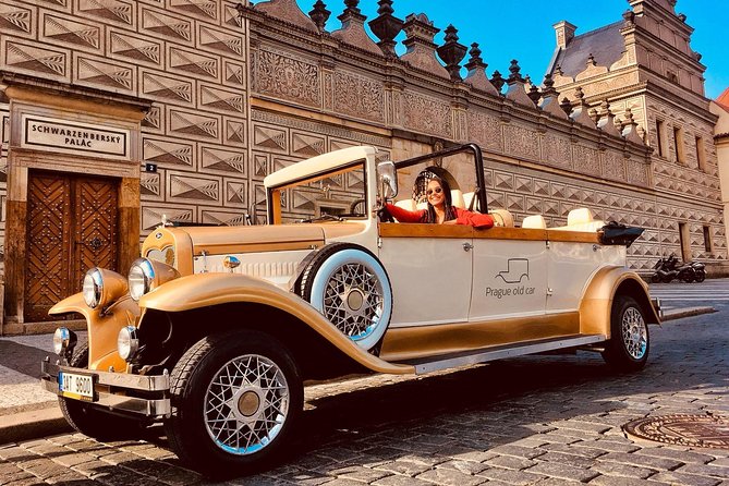 1,5 hour oldtimer convertible Prague sightseeing tour - Jewish Quarter and the Old New Synagogue