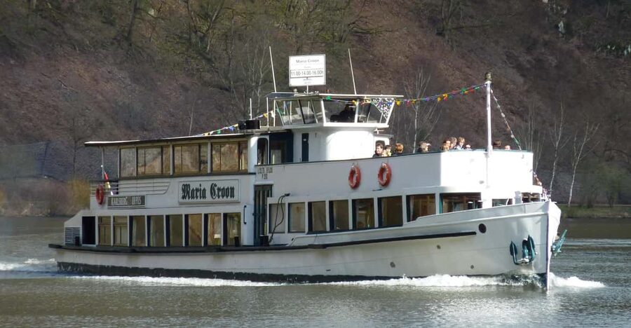 1 hour boat cruise with fragrant coffee and homemade strudel - A short cruise with a very old boat at its center