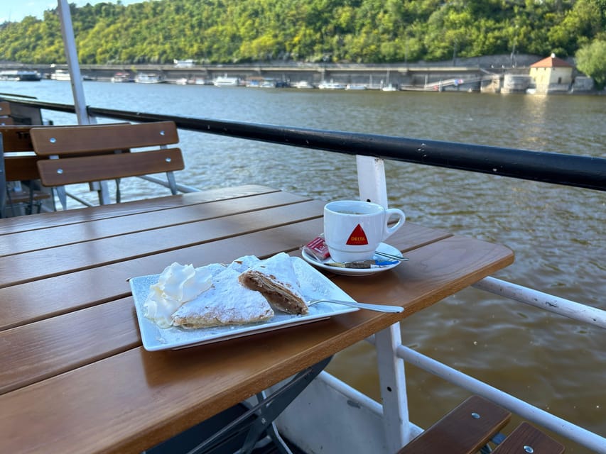 1 hour boat cruise with fragrant coffee and homemade strudel - Coffee, tea, and homemade apple strudel