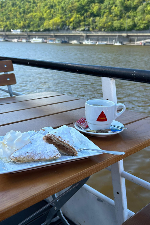 1 hour boat cruise with fragrant coffee and homemade strudel - Who will enjoy the Maria Croon most?