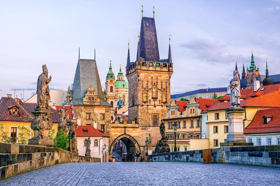 1000 years of history! Evening walking foodie tour - Starting at Prague Castle after dark