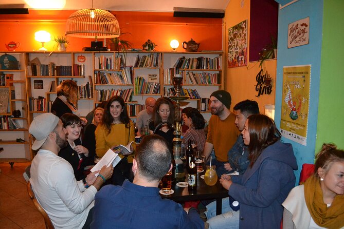 Alternative bar tour with dinner in the art district - A gas-lit bar and a glass of sparkling wine