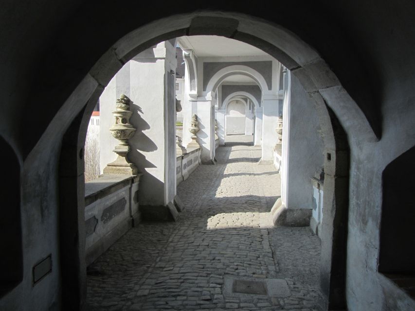 Český Krumlov: 2 Hour Private Walking Tour with Guide - Stories, architecture, and the guide you get