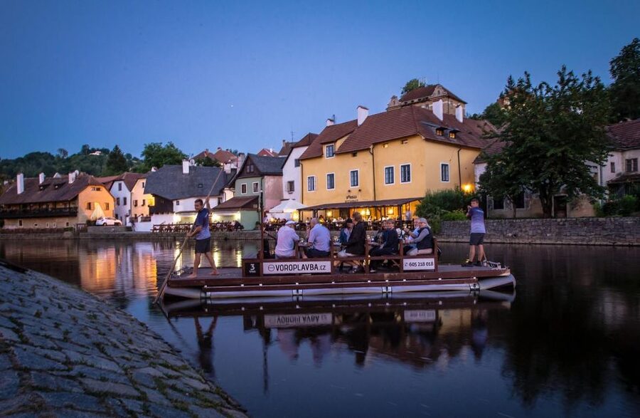 Český Krumlov: Advent Wooden Raft River Cruise - A river-level look at Český Krumlov