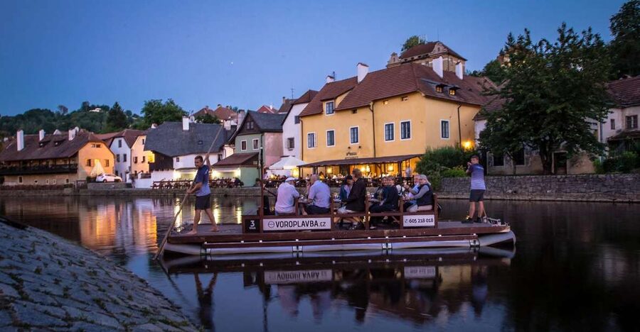 Český Krumlov: Advent Wooden Raft River Cruise - What the 30-minute cruise feels like