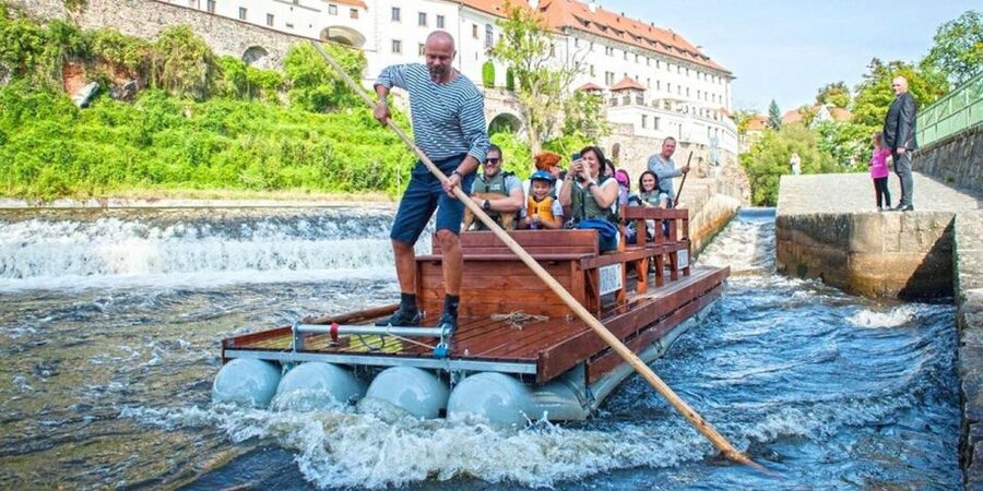 Český Krumlov: Wooden Raft River Cruise - The first sights along the Vltava