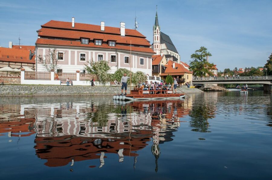 Český Krumlov: Wooden Raft River Cruise - What the guides add to the ride