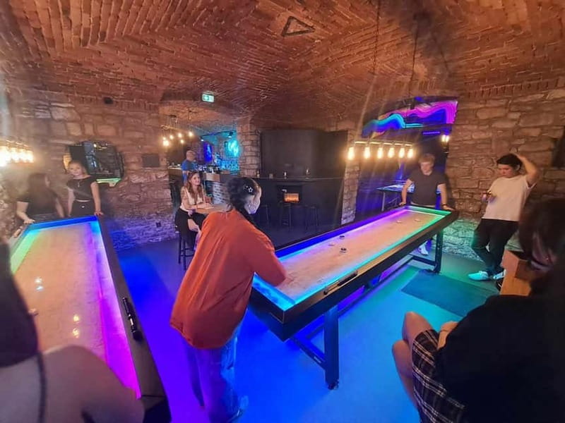 Crew Bar Prague: Open bar, ping pong or shuffleboard game - What happens during the 60-minute booking