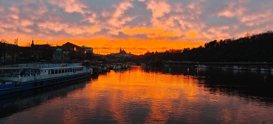 Exclusive Christmas cruise with Christmas Eve buffet - A 110-minute route beneath Charles Bridge