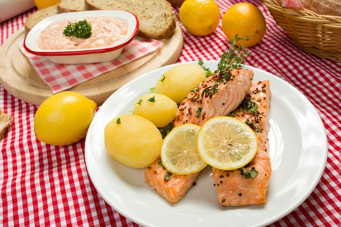 Folklore Dinner with Unlimited Drinks 4course Menu - Beer, wine, and soft drinks without a running bar bill