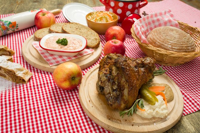 Folklore Dinner with Unlimited Drinks 4course Menu - Music, dancing, and joining the show
