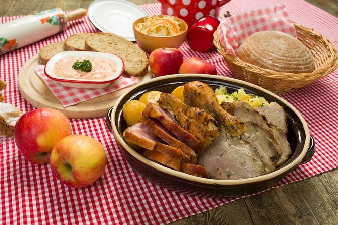 Folklore Dinner with Unlimited Drinks 4course Menu - Seating, sightlines, and the large-room tradeoff