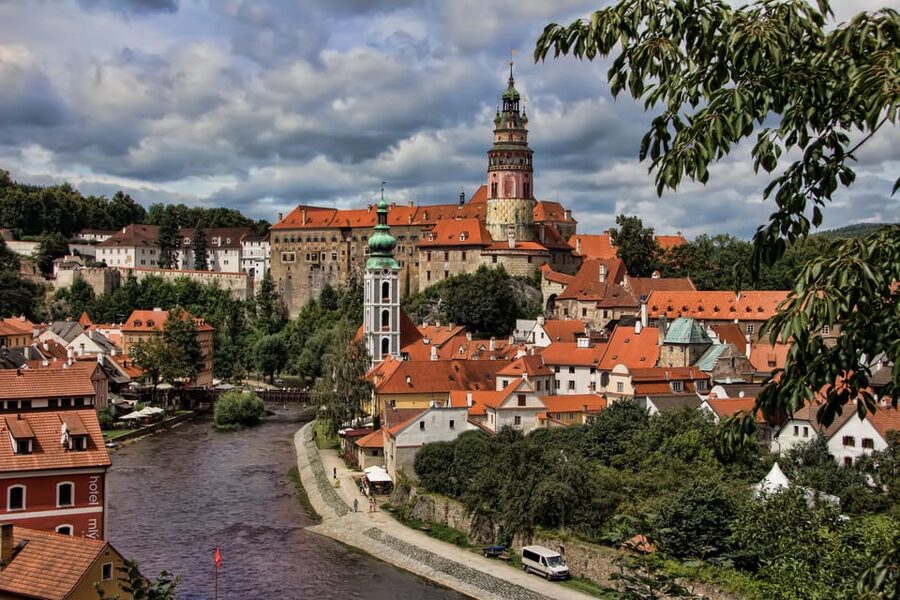 From Prague: Český Krumlov Full-Day Tour with Pickup - Reaching the castle above the river