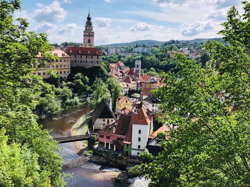 From Prague: Full-Day Český Krumlov Tour with Lunch - Guides, group size, and the feel of the tour