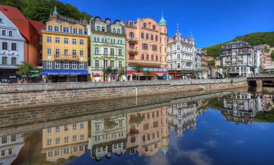 From Prague: Karlovy Vary Guided Day Trip - Arriving in Karlovy Vary and meeting the springs