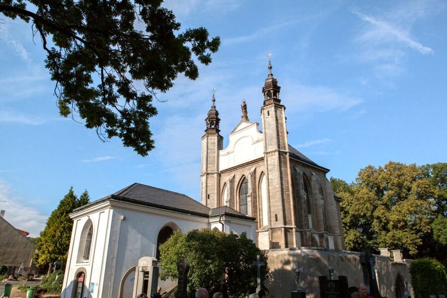 From Prague: Kutna Hora UNESCO Site Tour with Bone Chapel - The lunch stop and the value of local transport