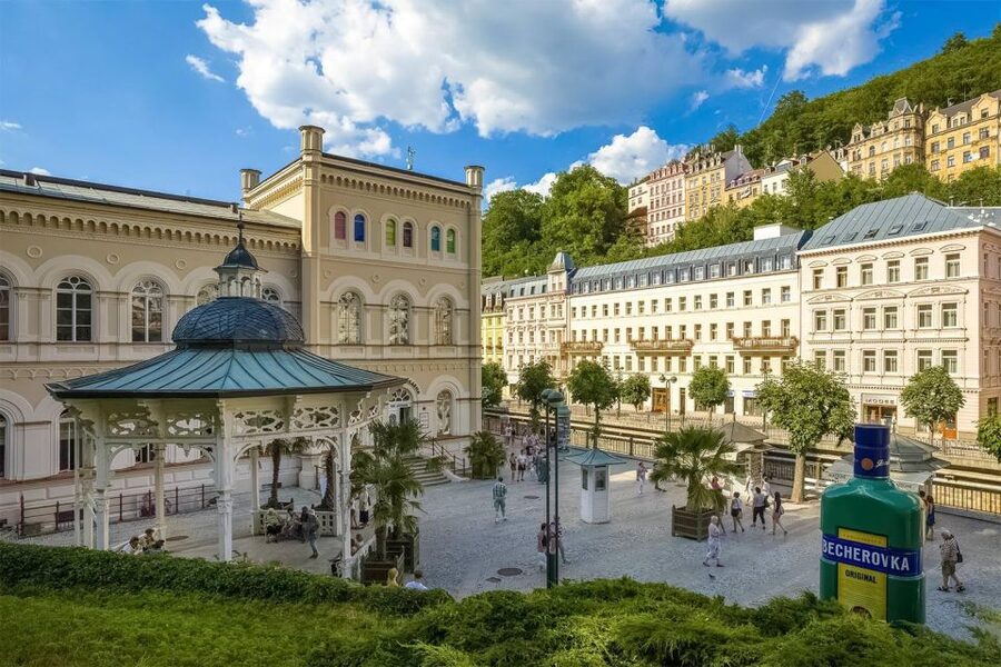 From Prague: One day trip to Karlovy Vary - Tasting the springs, including the 72°C Vřídlo