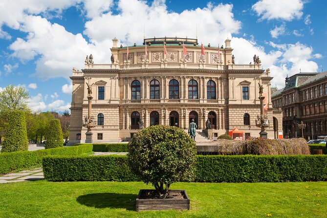 Jewish History and Old Town Walking Tour of Prague - What the small-group format means