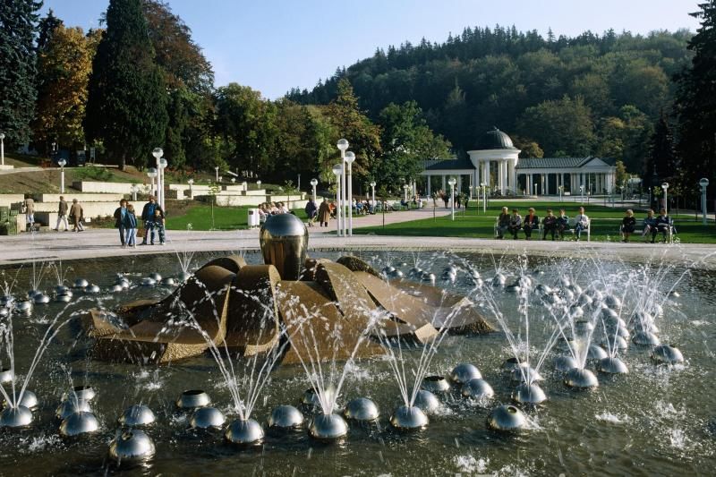 Karlovy Vary & Marianske Lazne Tour from Prague with Lunch - The Thun porcelain stop and Czech design
