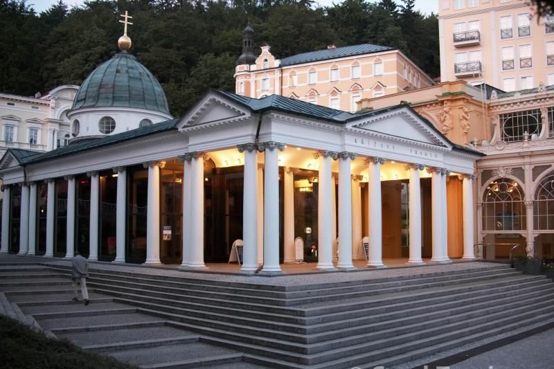 Karlovy Vary & Marianske Lazne Tour from Prague with Lunch - Lunch breaks up a busy morning