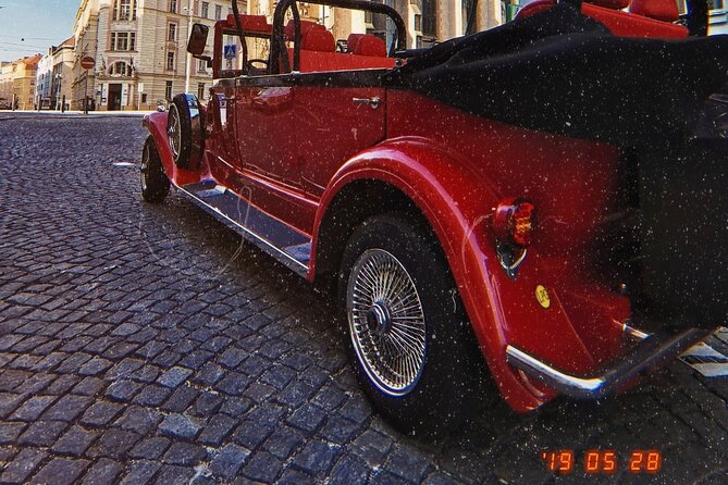 Karlstejn Castle in Vintage Convertible Car - Who will enjoy this Karlstejn day trip?