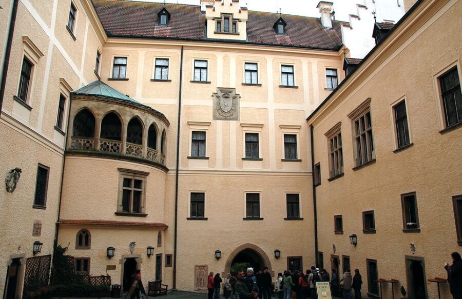 Konopiště: Chateau Tour from Prague - Arriving at Konopiště and reaching the entrance