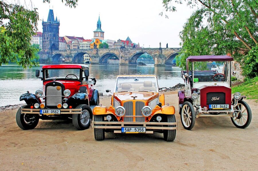 Prague: 1.5–Hour Vintage Car Tour - Photos, champagne, and special occasions