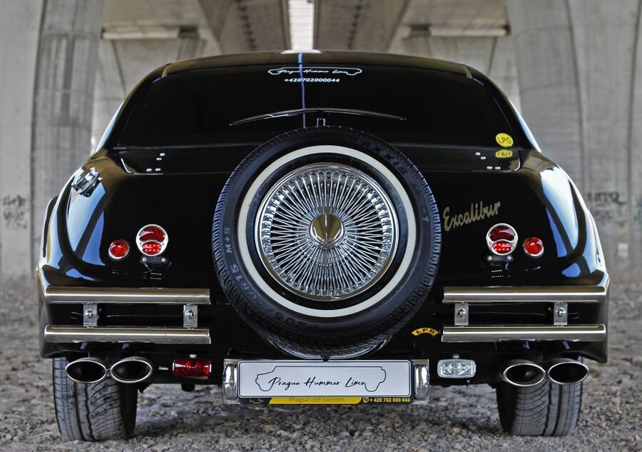 Prague: 1-Hour Vintage Limousine Rental - A limousine ride built for celebration