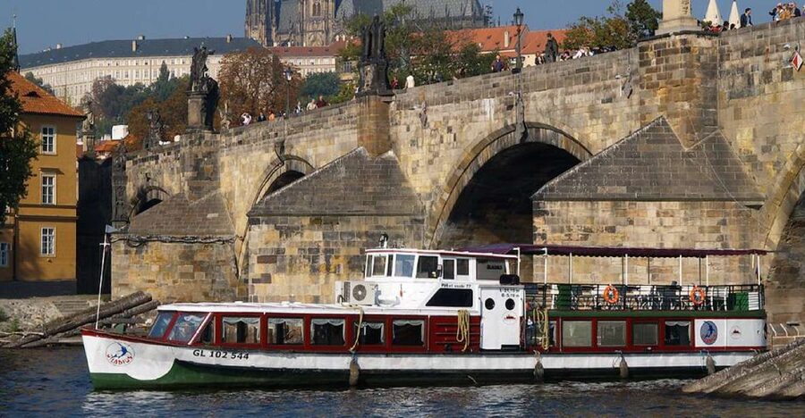 Prague: 2-Hour Lunch Cruise on the Vltava River - Key points at a glance