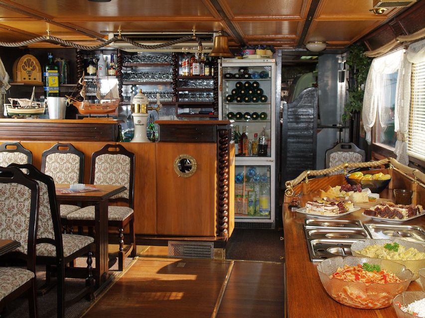 Prague: 2-Hour Lunch Cruise on the Vltava River - Service and the pace of the cruise