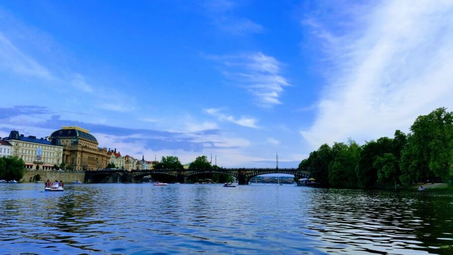 Prague: 2-Hour Lunch Cruise on the Vltava River - Practical planning for a smoother afternoon
