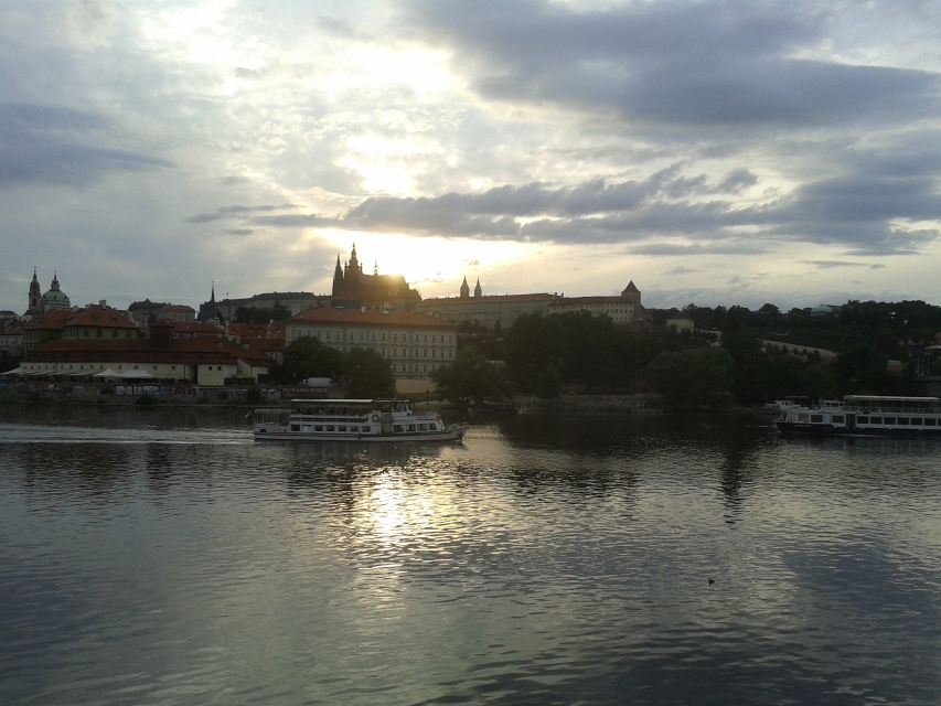 Prague: 3-hour Evening River Cruise with Dinner - Seeing Prague from the Vltava at night