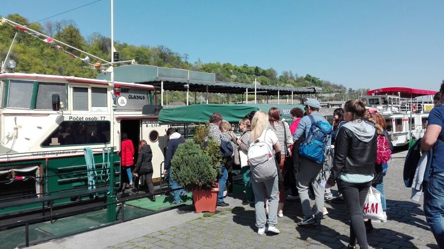 Prague: 3-hour Evening River Cruise with Dinner - Three hours of river views and dinner
