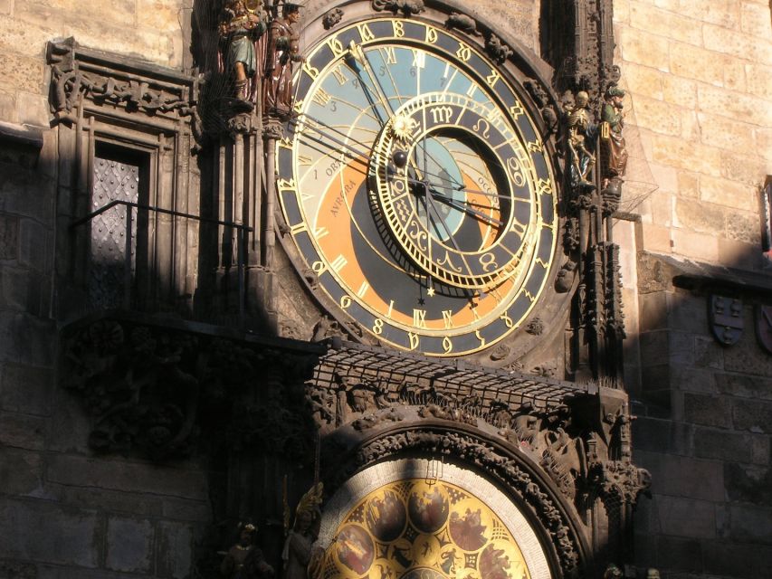 Prague: 3-Hour Old Town and Prague Castle Tour in German - The guides and the German-language format
