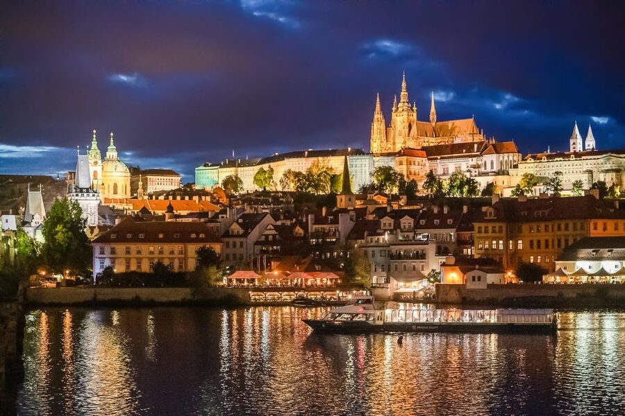 Prague: 50-Minute Sightseeing Evening Cruise - Charles Bridge after dark