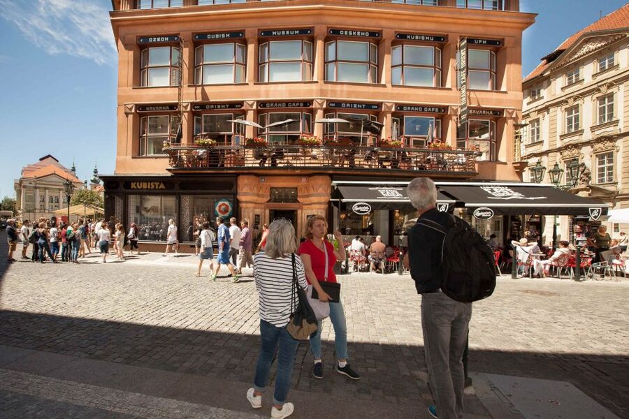 Prague: 6-Hour City Tour including Cruise and Lunch - Crossing Charles Bridge to Kampa