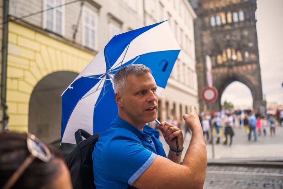 Prague: 6-Hour Tour with River Boat Cruise and Lunch - Walking back toward lunch in Old Town