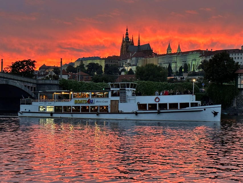 Prague: Advent Boat Cruise with Sweets and Hot Drinks - What the 50-minute route gives you