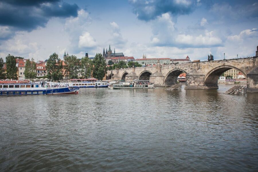 Prague: Afternoon Beer Cruise with Drinks Included - Kampa Island and the riverbank
