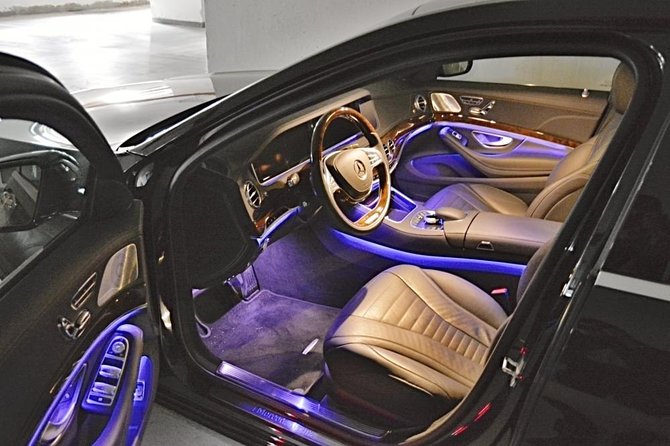 Prague airport luxury transfer by a Mercedes Benz S class - What the airport pickup looks like