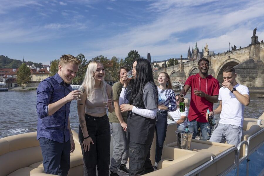 Prague: Beer Boat Tour - Choosing between Budvar, Prosecco, and cider