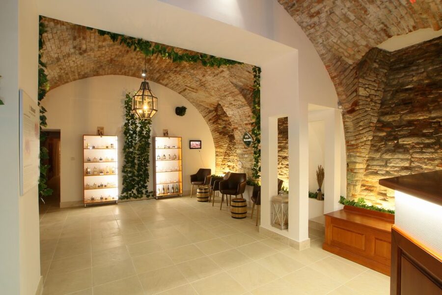 Prague: Bernard Beer Spa with Beer and Massage Option - The heated bed gives the bath a useful second act