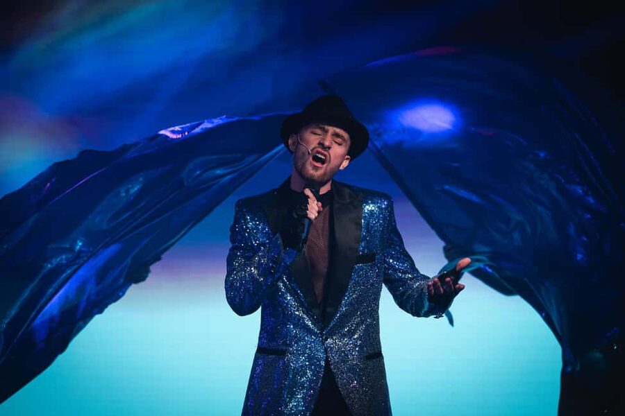 Prague:Breathtaking Cabaret Show with 4-Course Dinner Option - Arriving at 7:00 PM in central Prague