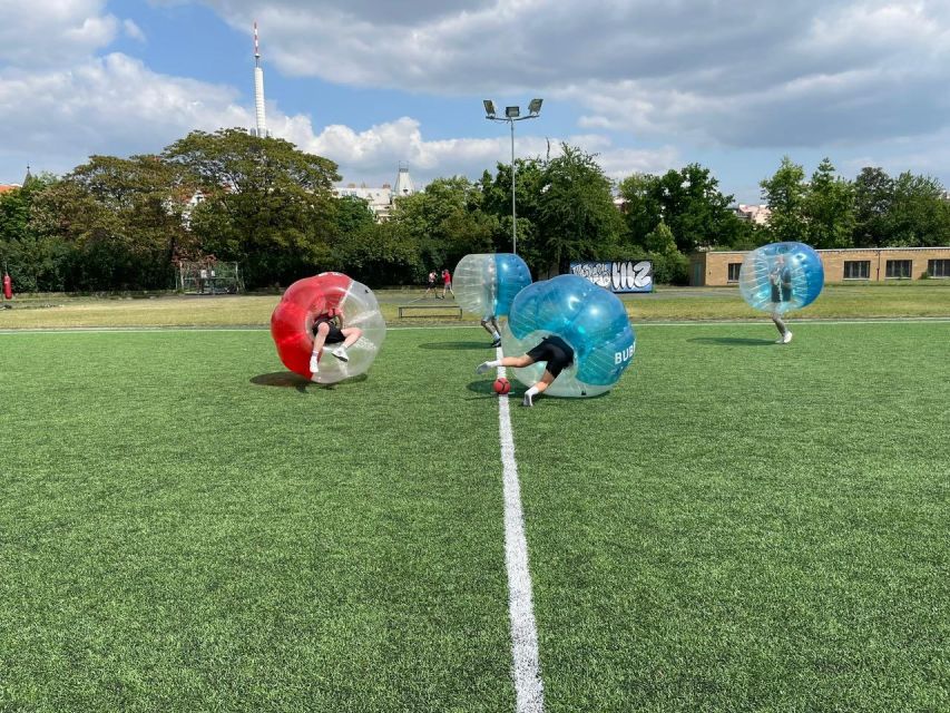 Prague: Bubbles football - Zorb Football in centrum - Arriving at the central field