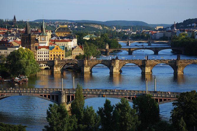 Prague: Bus Tour, Walking Tour, River Cruise and Lunch - Prague Castle and the downhill walk