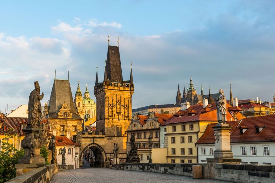 Prague: Castle and Jewish Quarter Tour with Cruise and Lunch - Czech lunch with time to rest
